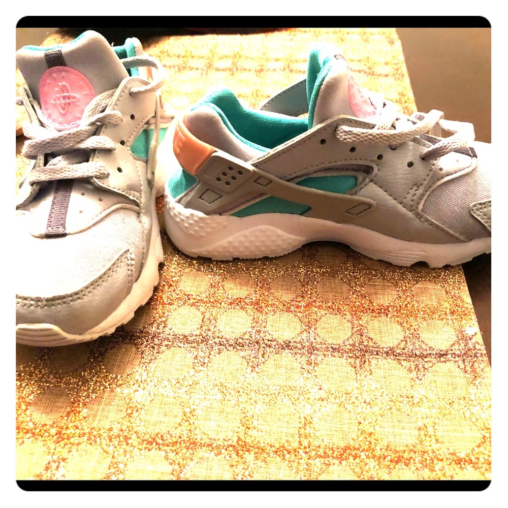 Nike hurraches size 11c girls turquoise and peach